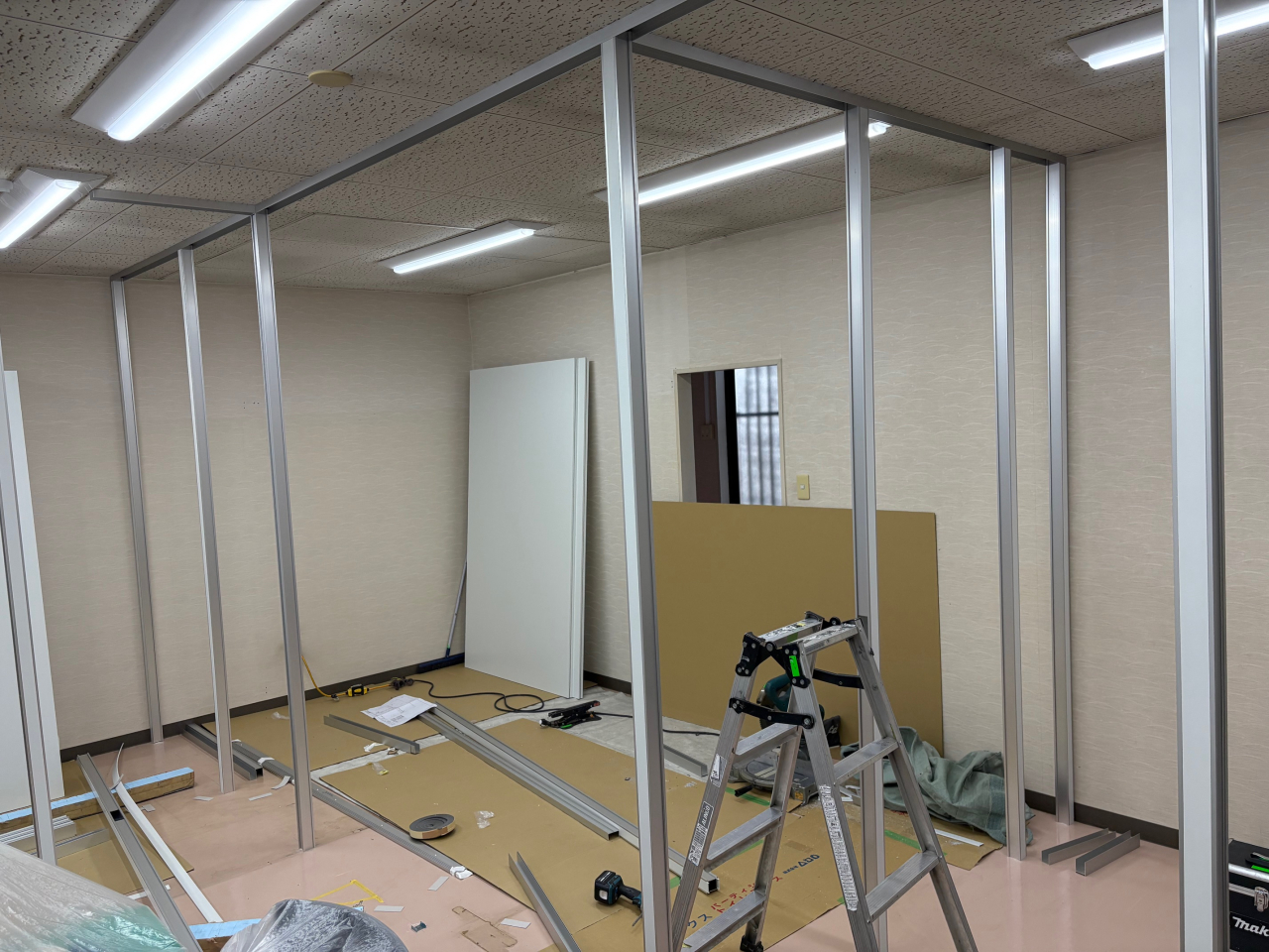 パーテーション工事　天井はつらいよ